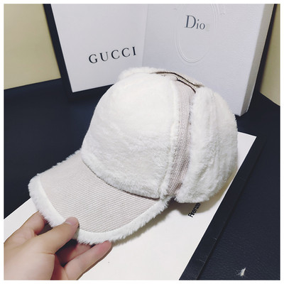 Modern női sapka tollal és napellenzővel, három színben