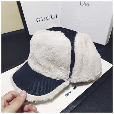 Modern női sapka tollal és napellenzővel, három színben