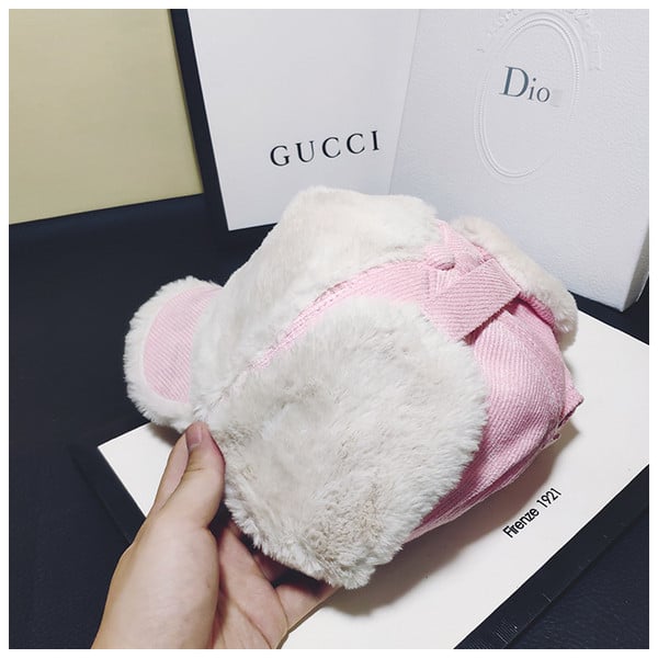 Modern női sapka tollal és napellenzővel, három színben