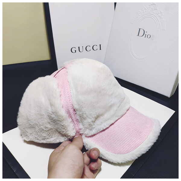 Modern női sapka tollal és napellenzővel, három színben