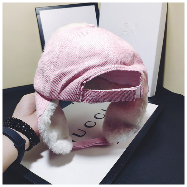 Modern női sapka tollal és napellenzővel, három színben