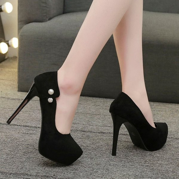 Elegáns női cipő magassarkúval és gyöngyökkel fekete és piros színben