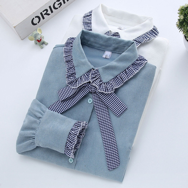 Cămașă elegantă de damă în alb și albastru, cu panglică și nasturi