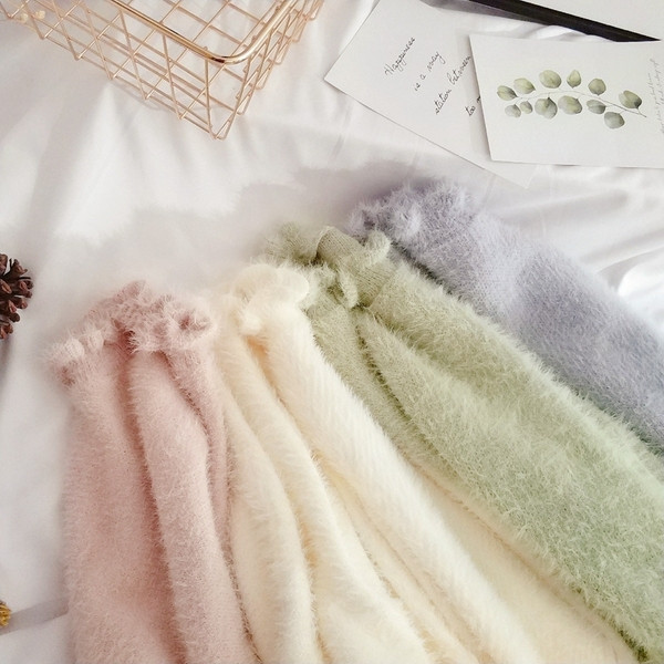 Stílusos női pulóver ovális nyakkivágással és hosszú ujjal