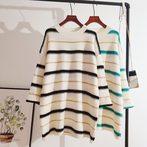 Pulover de dama modern cu dungi lungi in doua culori cu decolteu oval