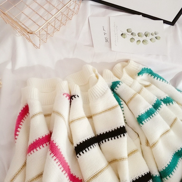 Pulover de dama modern cu dungi lungi in doua culori cu decolteu oval