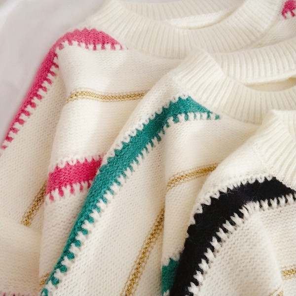 Pulover de dama modern cu dungi lungi in doua culori cu decolteu oval