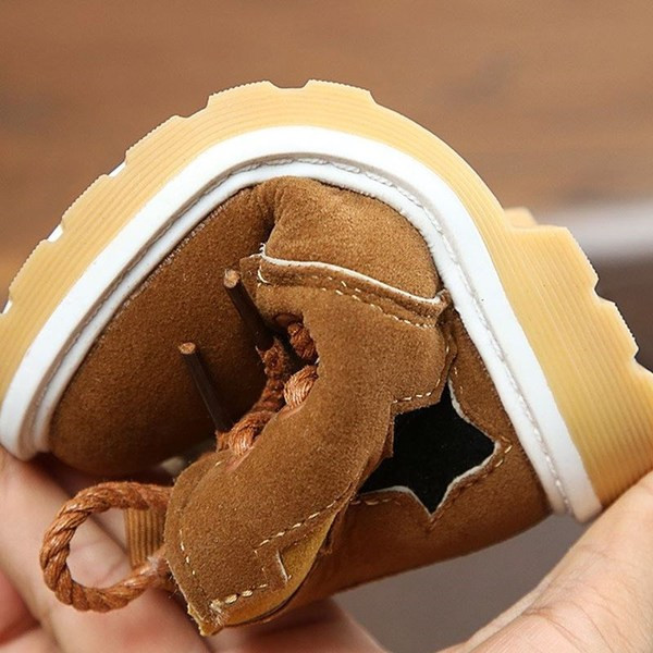 Cizme pentru copii cu căptușeală moale și șireturi în maro, negru și roz