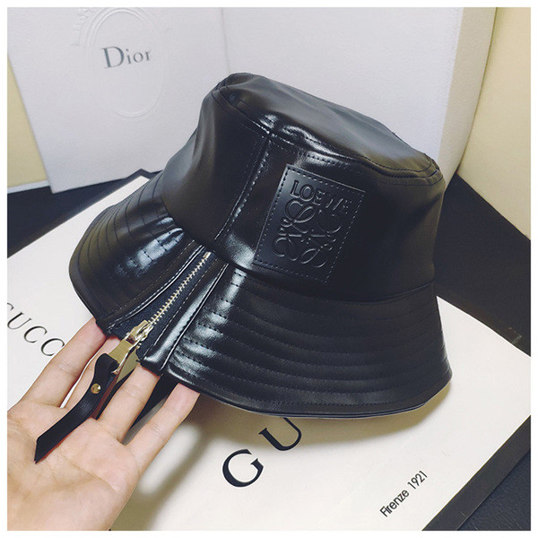 Palarie de dama moderna din piele ecologica cu fermoar de culoare neagra