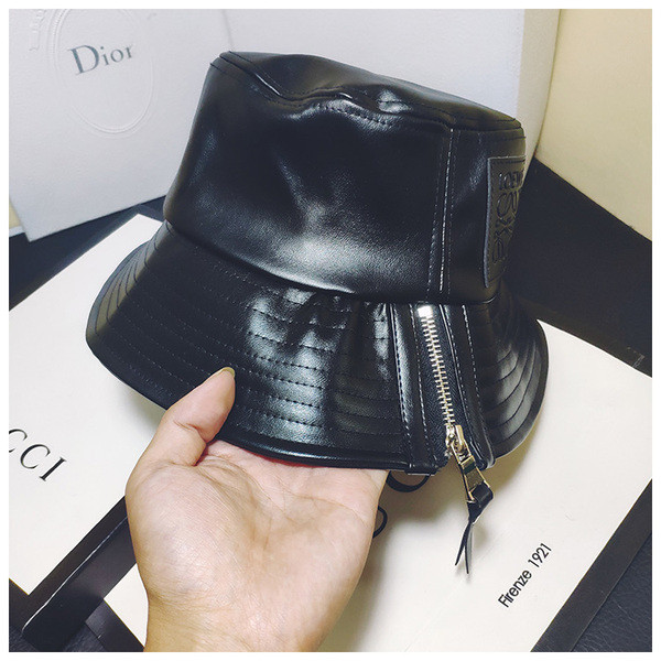 Palarie de dama moderna din piele ecologica cu fermoar de culoare neagra