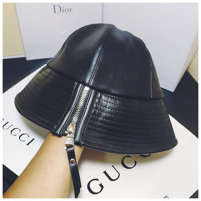 Нов модел дамска кожена шапка с цип в черен цвят