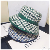 Palarie de dama actuala cu elemente din piele in trei culori