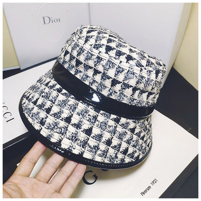 Palarie de dama actuala cu elemente din piele in trei culori