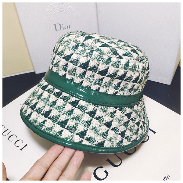 Palarie de dama actuala cu elemente din piele in trei culori