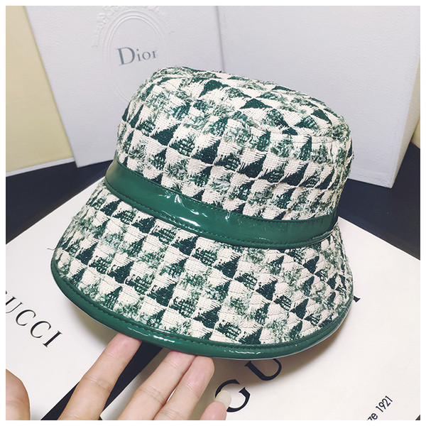 Palarie de dama actuala cu elemente din piele in trei culori