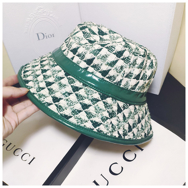 Palarie de dama actuala cu elemente din piele in trei culori