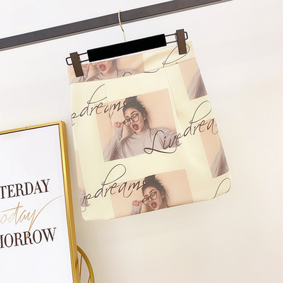 Σύγχρονη γυναικεία φούστα με ψηλή μέση και επιγραφή