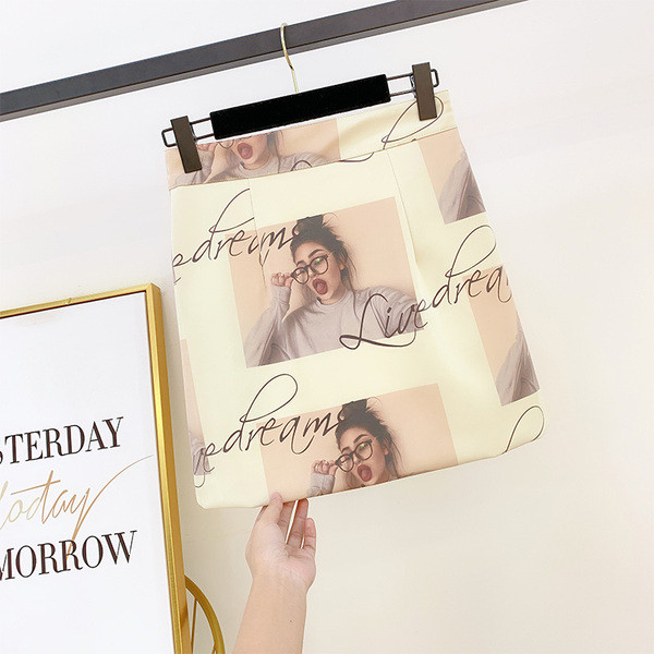 Σύγχρονη γυναικεία φούστα με ψηλή μέση και επιγραφή