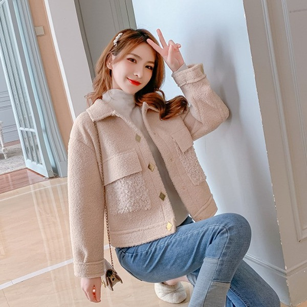 Új modell női rövid kabát gombokkal és gallérral bézs, rózsaszín és fehér színben