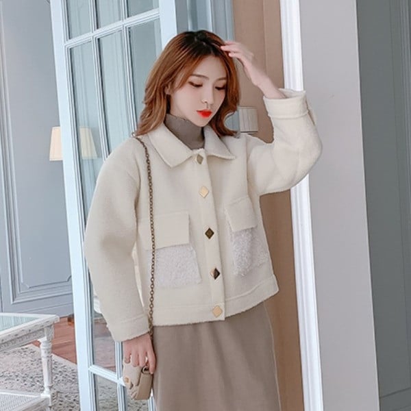 Új modell női rövid kabát gombokkal és gallérral bézs, rózsaszín és fehér színben