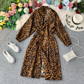 Hosszú női kabát elasztikus derékkal és leopárd mintával