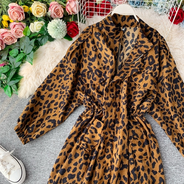 Hosszú női kabát elasztikus derékkal és leopárd mintával