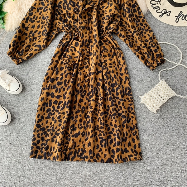 Hosszú női kabát elasztikus derékkal és leopárd mintával