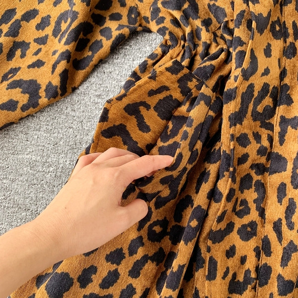 Hosszú női kabát elasztikus derékkal és leopárd mintával