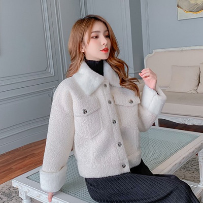 Μοντέρνο γυναικείο παλτό με τσέπες και παλτό σε ροζ και άσπρο χρώμα