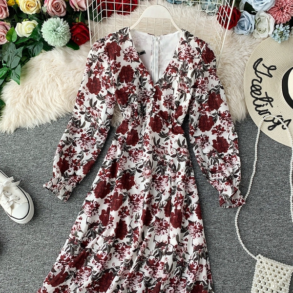 Modern női ruha hosszú ujjal, fehér virágmintával