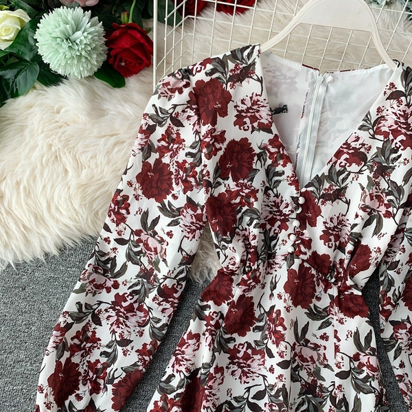 Modern női ruha hosszú ujjal, fehér virágmintával