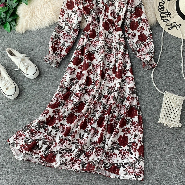 Modern női ruha hosszú ujjal, fehér virágmintával