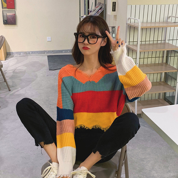 Pulover de damă colorat cu decolteu în V și motive rupte