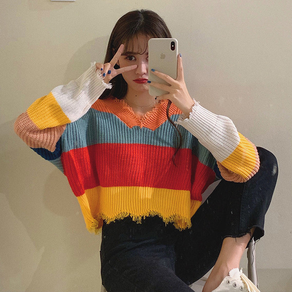 Pulover de damă colorat cu decolteu în V și motive rupte