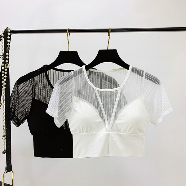 Γυναικεία μπλούζα με δαντέλα - κοντό  μοντέλο σε λευκό και μαύρο χρώμα