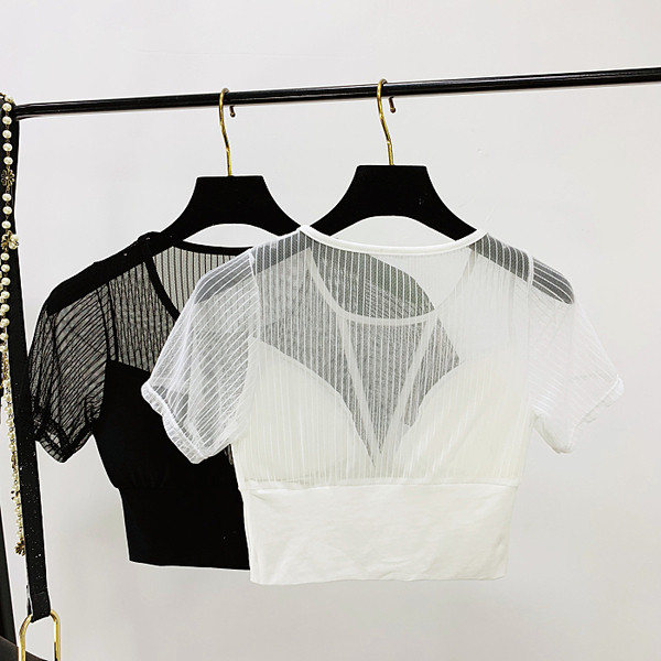 Γυναικεία μπλούζα με δαντέλα - κοντό  μοντέλο σε λευκό και μαύρο χρώμα