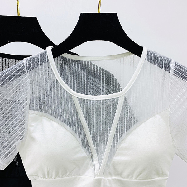 Γυναικεία μπλούζα με δαντέλα - κοντό  μοντέλο σε λευκό και μαύρο χρώμα