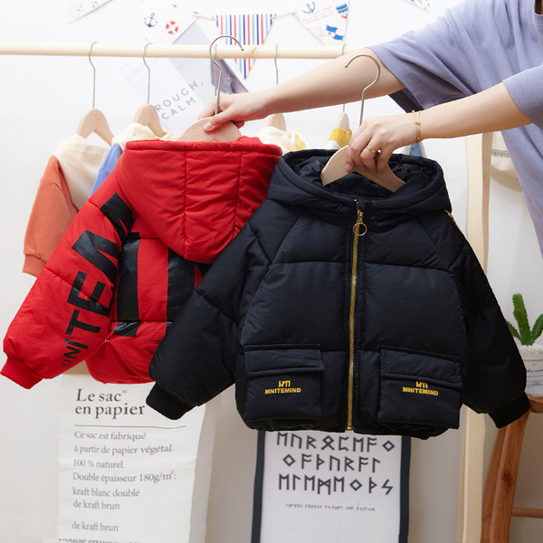 Geaca de copii actuala pentru baieti in trei culori cu aplicatie si buzunare