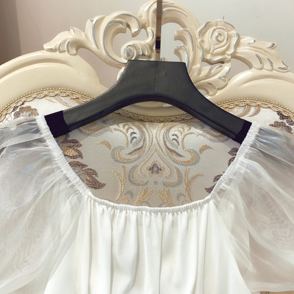 Bluză de damă modernă cu decolteu pătrat în alb, roz și negru