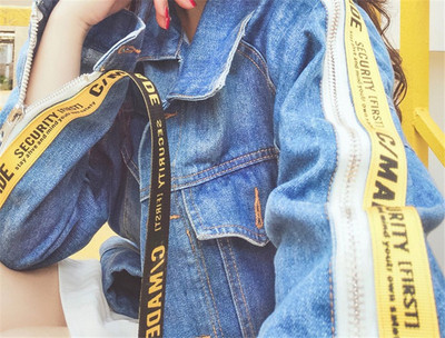 Női alkalmi farmerdzseki kék szegéllyel