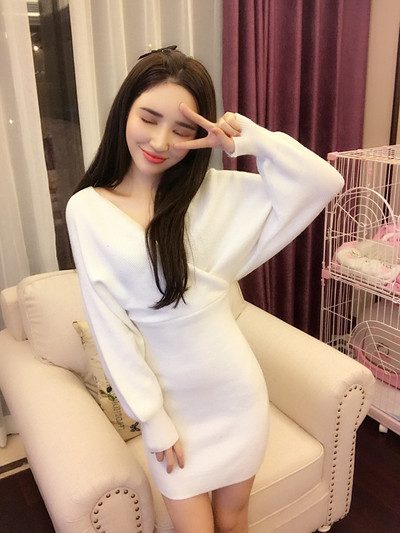 Γυναικείο χειμερινό φόρεμα με λαιμόκοψη στο λευκό και ροζ χρώμα