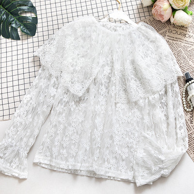 Κομψή γυναικεία δαντελένια μπλούζα με κολάρο και μακριά μανίκια σε λευκό και μαύρο χρώμα