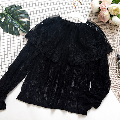 Κομψή γυναικεία δαντελένια μπλούζα με κολάρο και μακριά μανίκια σε λευκό και μαύρο χρώμα