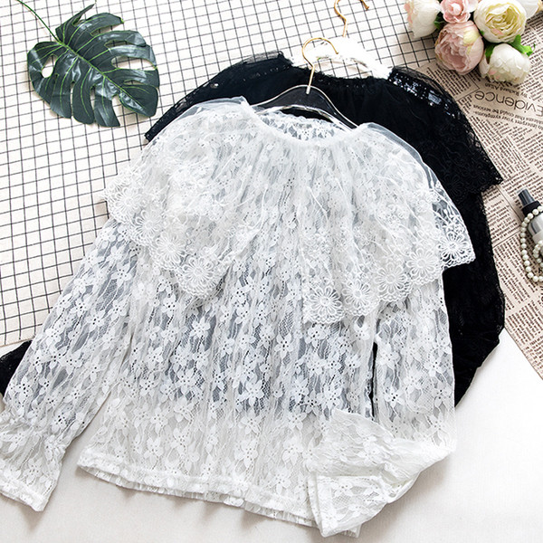 Κομψή γυναικεία δαντελένια μπλούζα με κολάρο και μακριά μανίκια σε λευκό και μαύρο χρώμα