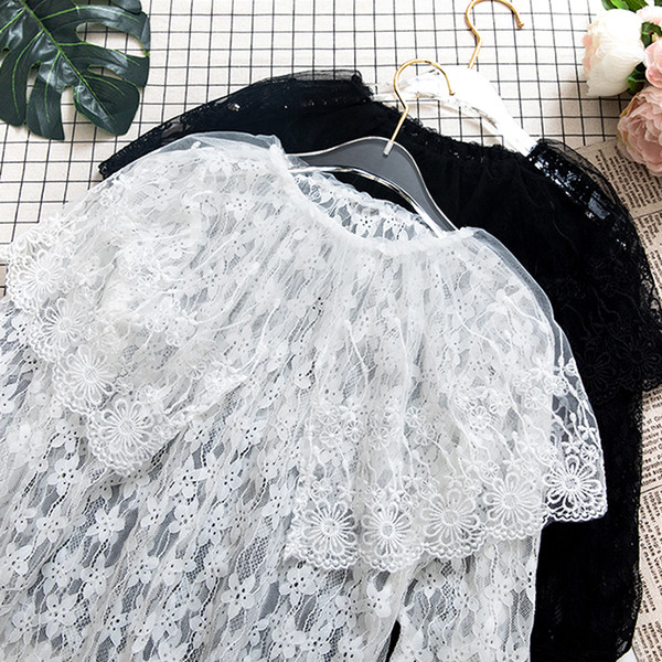 Κομψή γυναικεία δαντελένια μπλούζα με κολάρο και μακριά μανίκια σε λευκό και μαύρο χρώμα