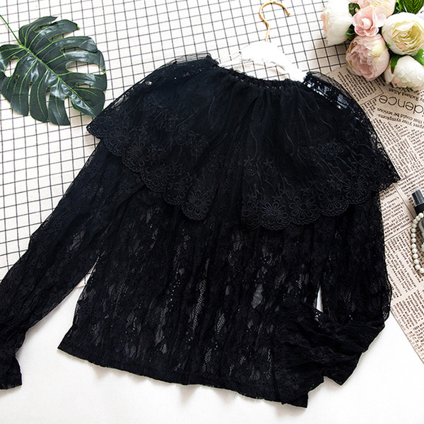 Κομψή γυναικεία δαντελένια μπλούζα με κολάρο και μακριά μανίκια σε λευκό και μαύρο χρώμα