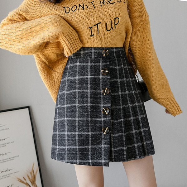 Aktuális női kockás szoknya zöld, fekete és bézs gombokkal