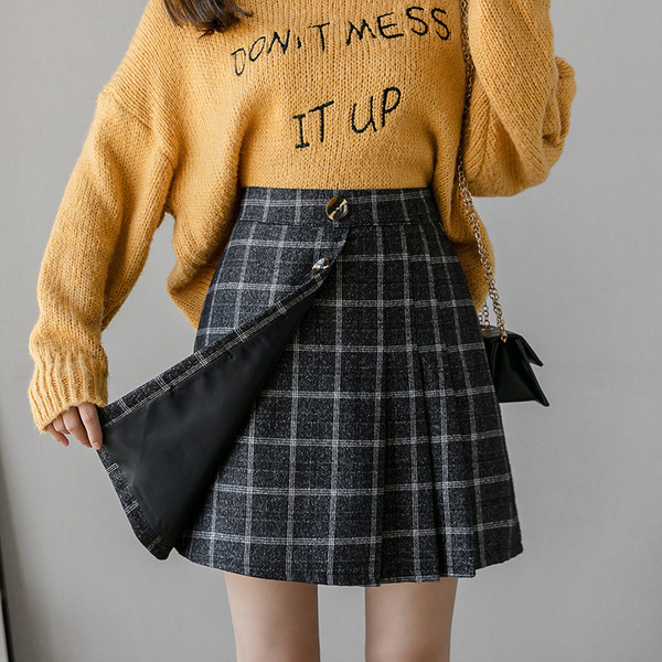 Aktuális női kockás szoknya zöld, fekete és bézs gombokkal