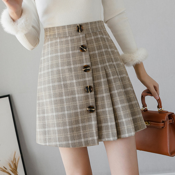 Aktuális női kockás szoknya zöld, fekete és bézs gombokkal