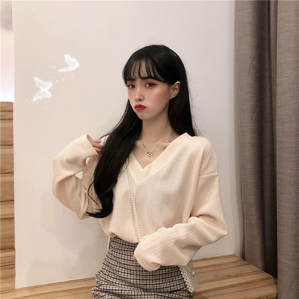 Γυναικεία κομψή μπλούζα σε τρία χρώματα με λαιμόκοψη